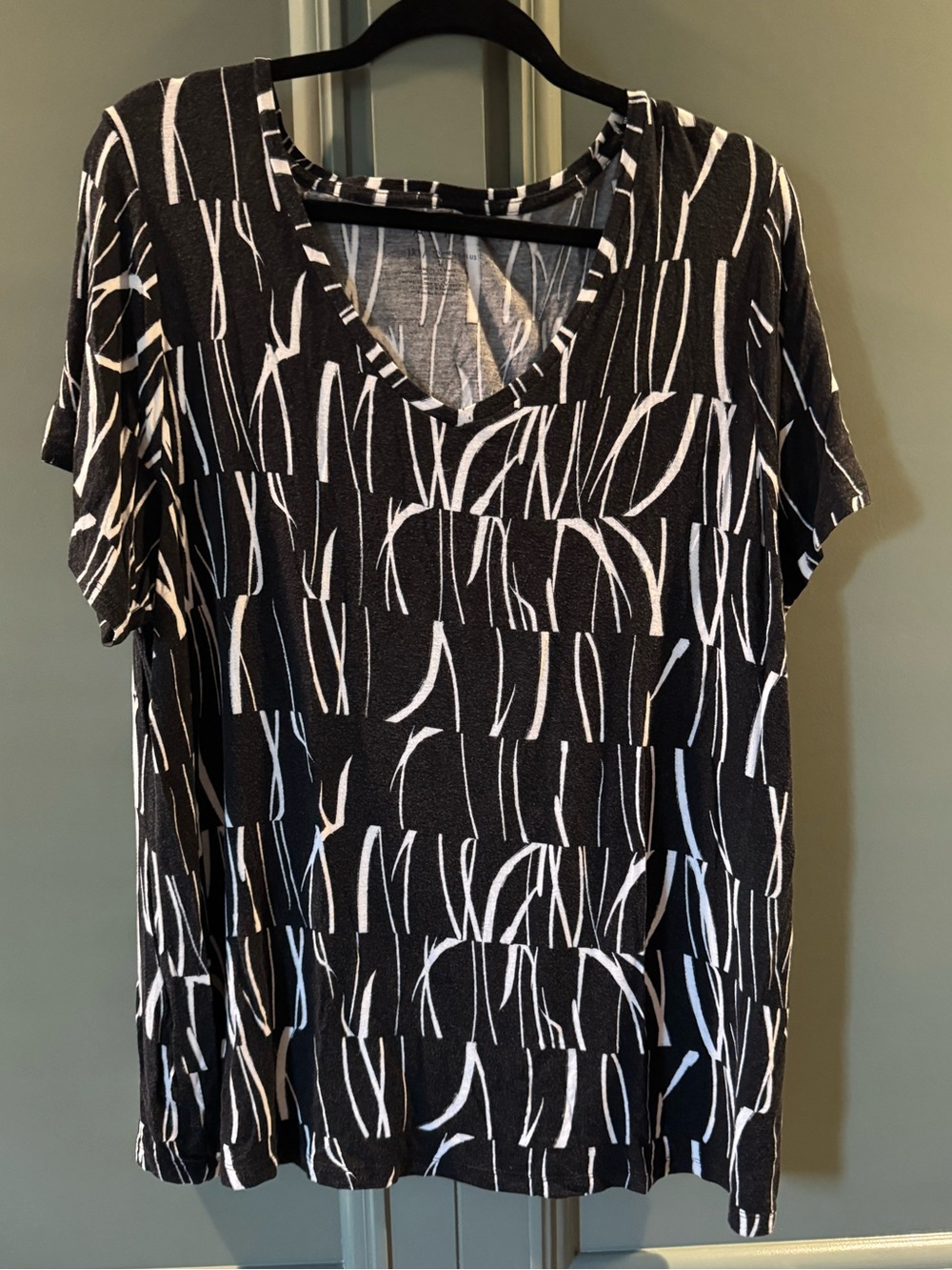 Apt. 9 Black and White Abstract V-Neck Tee